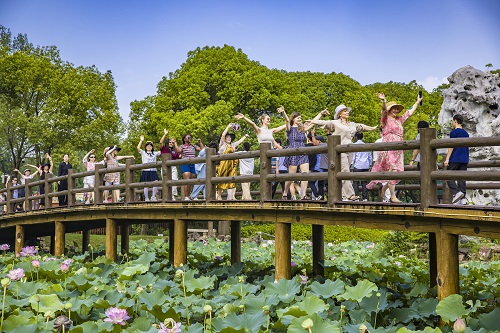 Expats savor lively summer atmosphere in Wuxi