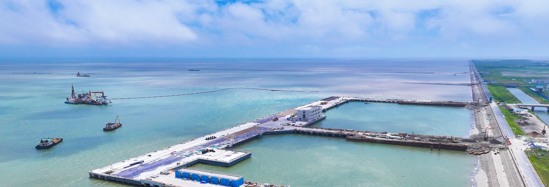 Summer heat doesn't slow down construction progress in Yangkou Port